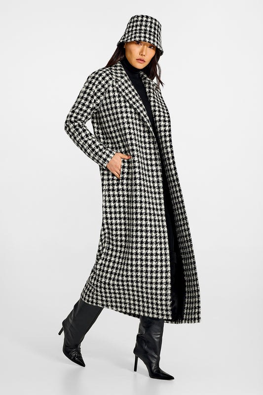 Sentaler Tweed Black and White Houndstooth Bucket Hat in Tweed Suri Alpaca wool. Seen from front on female model.