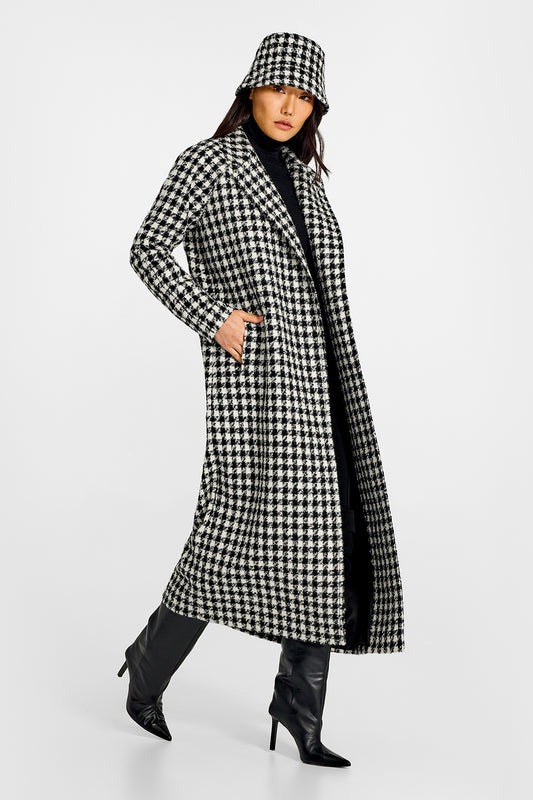 Sentaler Tweed Raglan Sleeve Black and White Houndstooth Coat in Tweed Suri Alpaca wool. Seen from side open on female model.