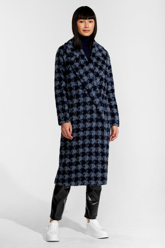 Sentaler Houndstooth Alpaca Long Raglan Sleeve Notched Collar Coat featured in Suri Alpaca and available in Navy Houndstooth. Seen from front.