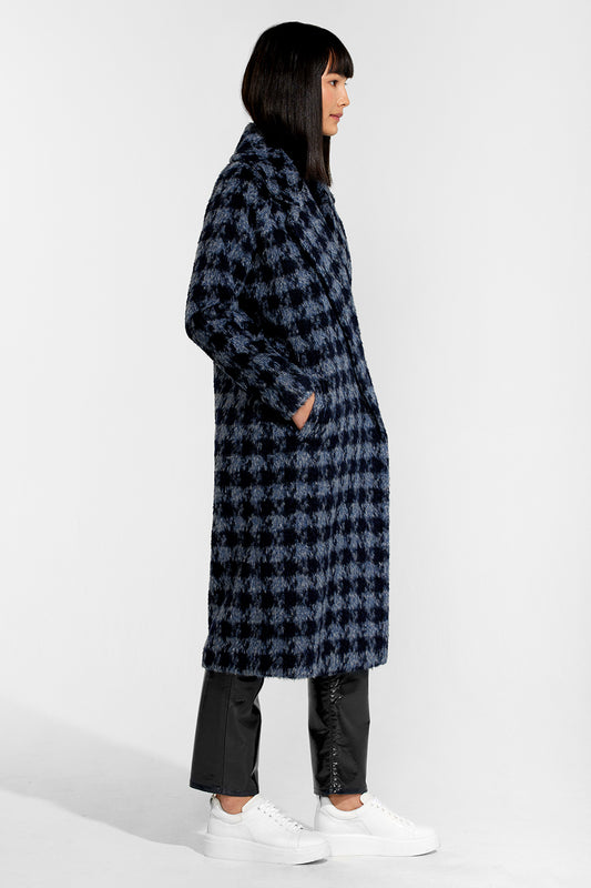 Sentaler Houndstooth Alpaca Long Raglan Sleeve Notched Collar Coat featured in Suri Alpaca and available in Navy Houndstooth. Seen from side.